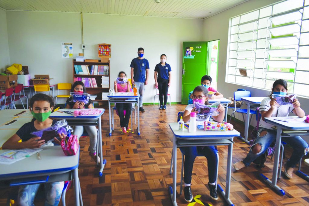 Leia mais sobre o artigo Secretaria Municipal de Educação de Cerro Negro distribui kits aos alunos da Rede Municipal de Ensino