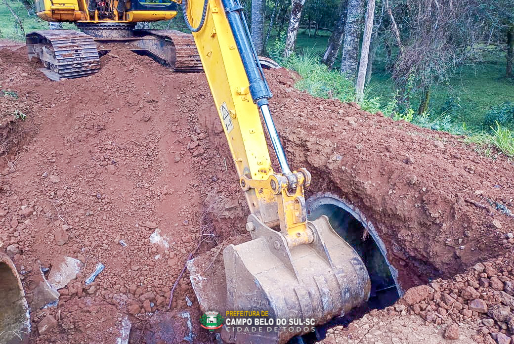 Você está visualizando atualmente Secretaria de Obras realiza colocação de tubos no interior