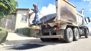 Leia mais sobre o artigo Secretaria de Obras realiza operação tapa buracos nos bairros Santa Paulina e Bela Vista em São Joaquim