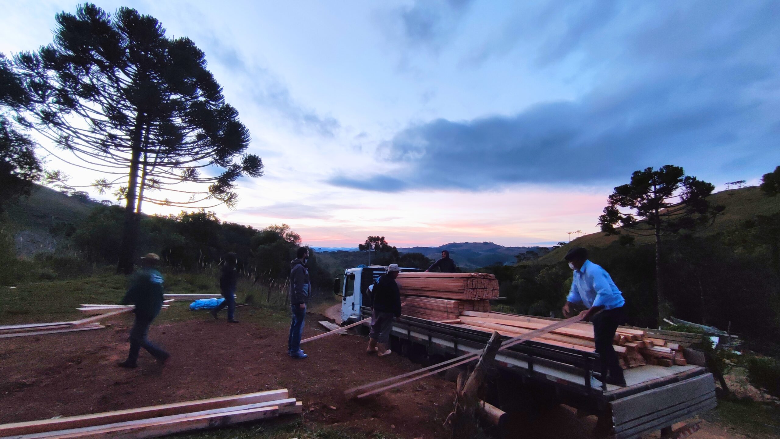 Você está visualizando atualmente Assistência Social entrega material para reconstruir residência de família que perdeu tudo em incêndio