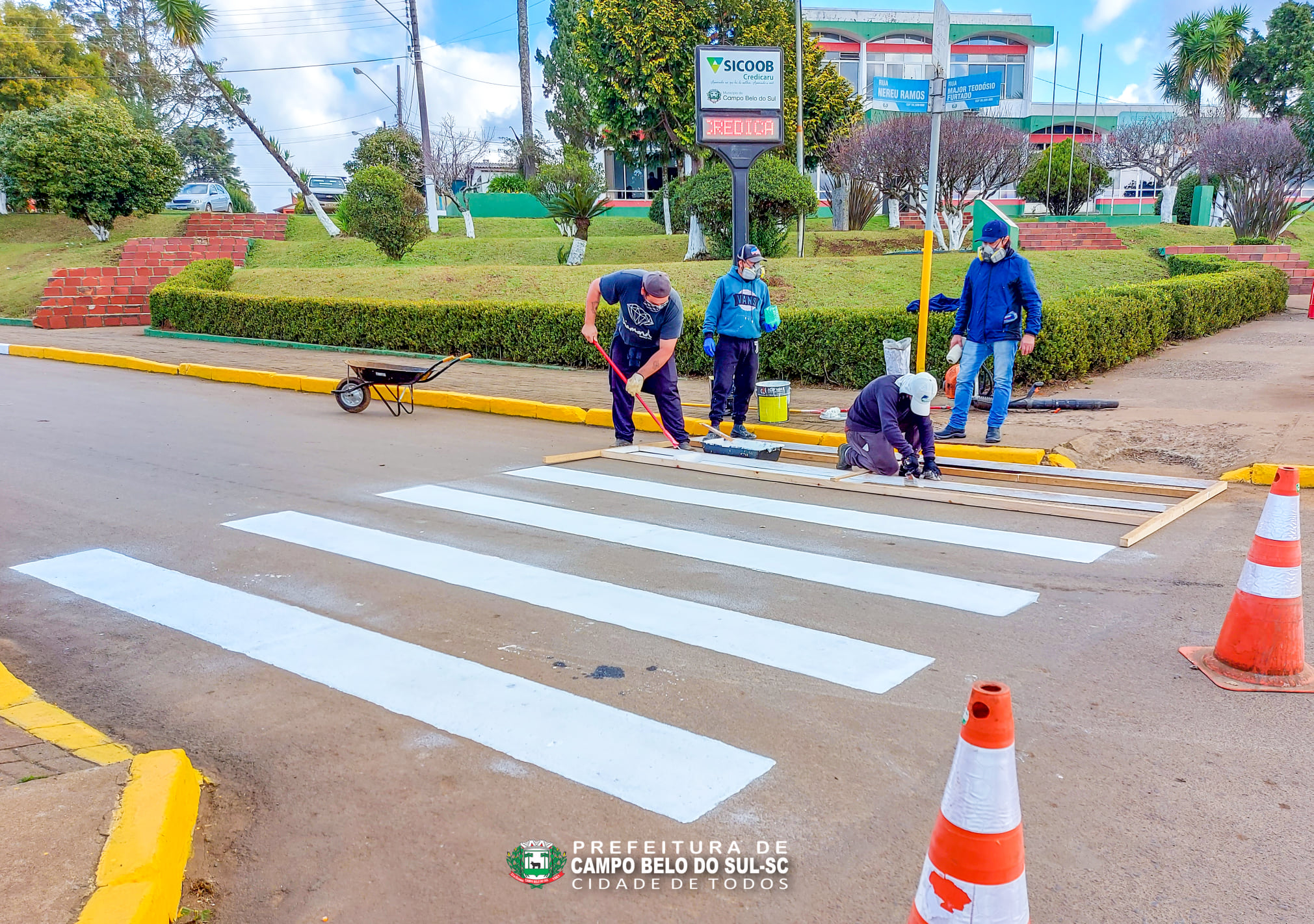 Leia mais sobre o artigo Prefeitura de Campo Belo do Sul realiza pintura de meio-fio e faixas de pedestres