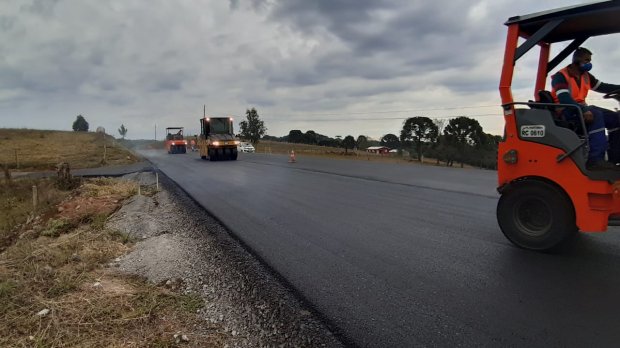 Você está visualizando atualmente Asfalto começa a tomar forma na SC-390, entre Anita Garibaldi e Celso Ramos