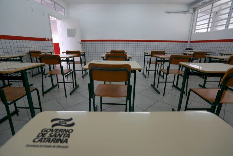 Leia mais sobre o artigo Secretaria de Educação quer retomar aulas 100% presenciais em SC