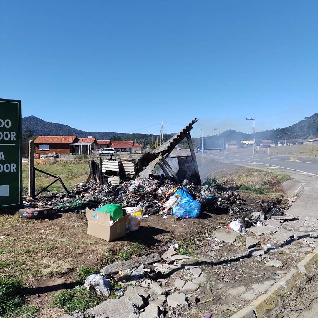 Você está visualizando atualmente Incêndio em ponto de coleta do lixo municipal, na SC-370