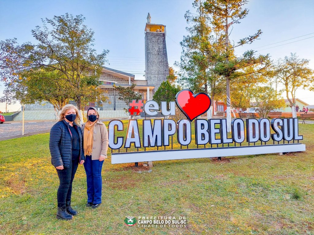 Você está visualizando atualmente Prefeitura municipal de Campo Belo do Sul instala letreiro luminoso na praça da matriz