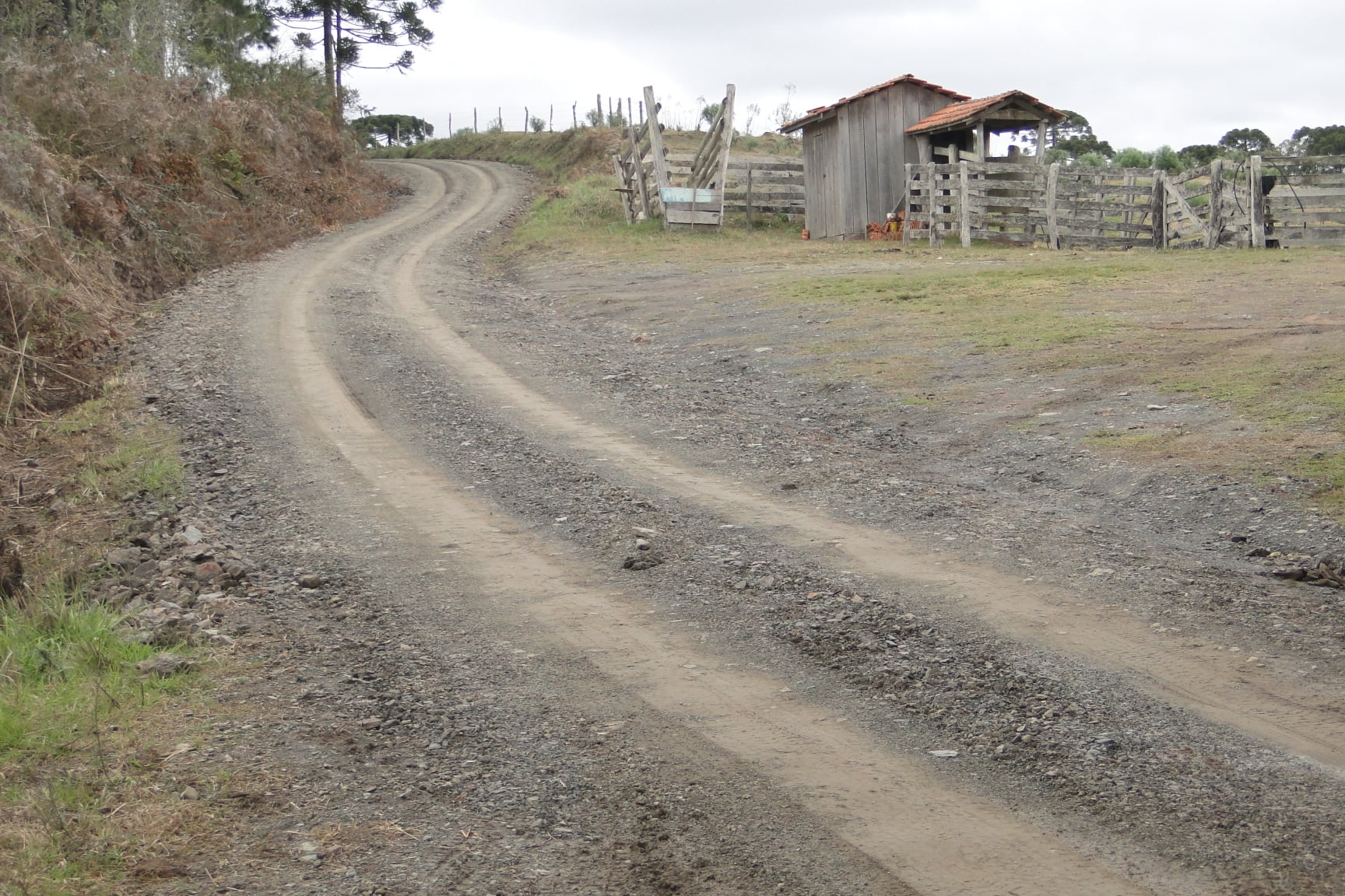 Você está visualizando atualmente Secretaria de Obras de Bocaina do Sul melhora trafegabilidade