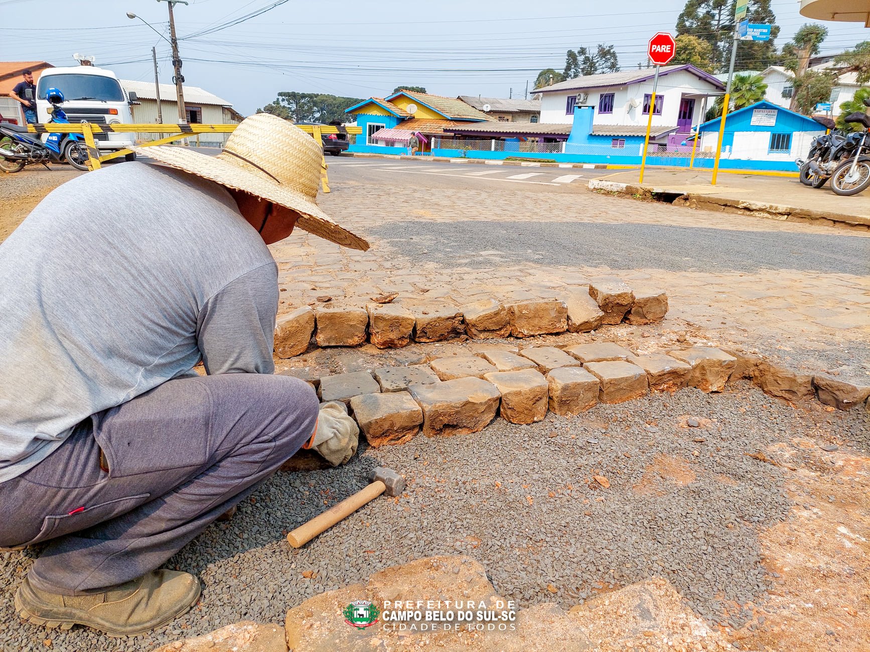 Você está visualizando atualmente Prefeitura realiza ação de tapa-buraco em calçamentos do município de Campo Belo do Sul