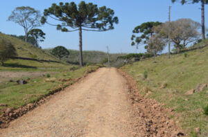 Leia mais sobre o artigo Em Anita Garibaldi, estrada entre Coral e Divino recebe melhorias