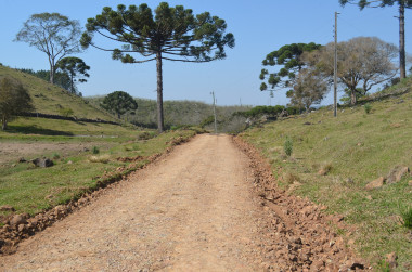 Leia mais sobre o artigo Em Anita Garibaldi, estrada entre Coral e Divino recebe melhorias