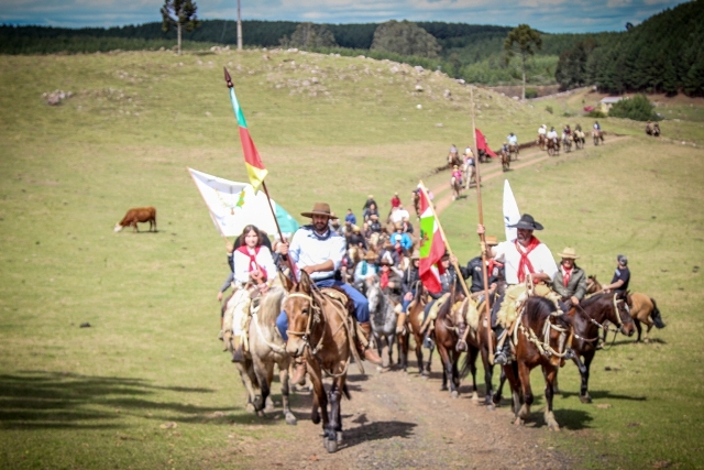 Você está visualizando atualmente Cavalgada reúne 70 cavaleiros em 40km na Coxilha