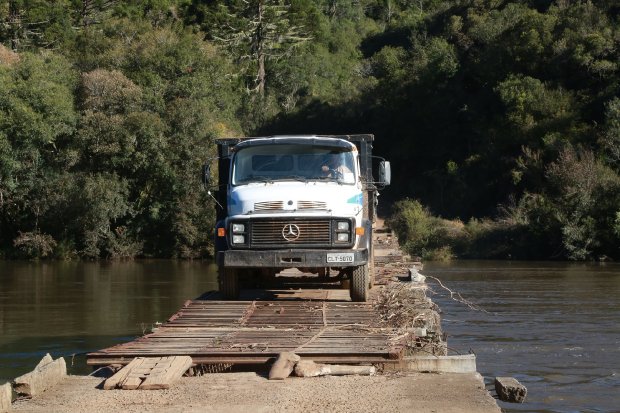 Você está visualizando atualmente Ao receber projeto, governador anuncia convênio para Ponte das Goiabeiras para este ano