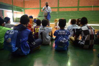 Você está visualizando atualmente Materiais esportivos são entregues para participantes de projeto no município de Cerro Negro