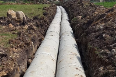 Você está visualizando atualmente Gestores do município de Cerro Negro acompanha o andamento da obra de construção da Rede Pluvial