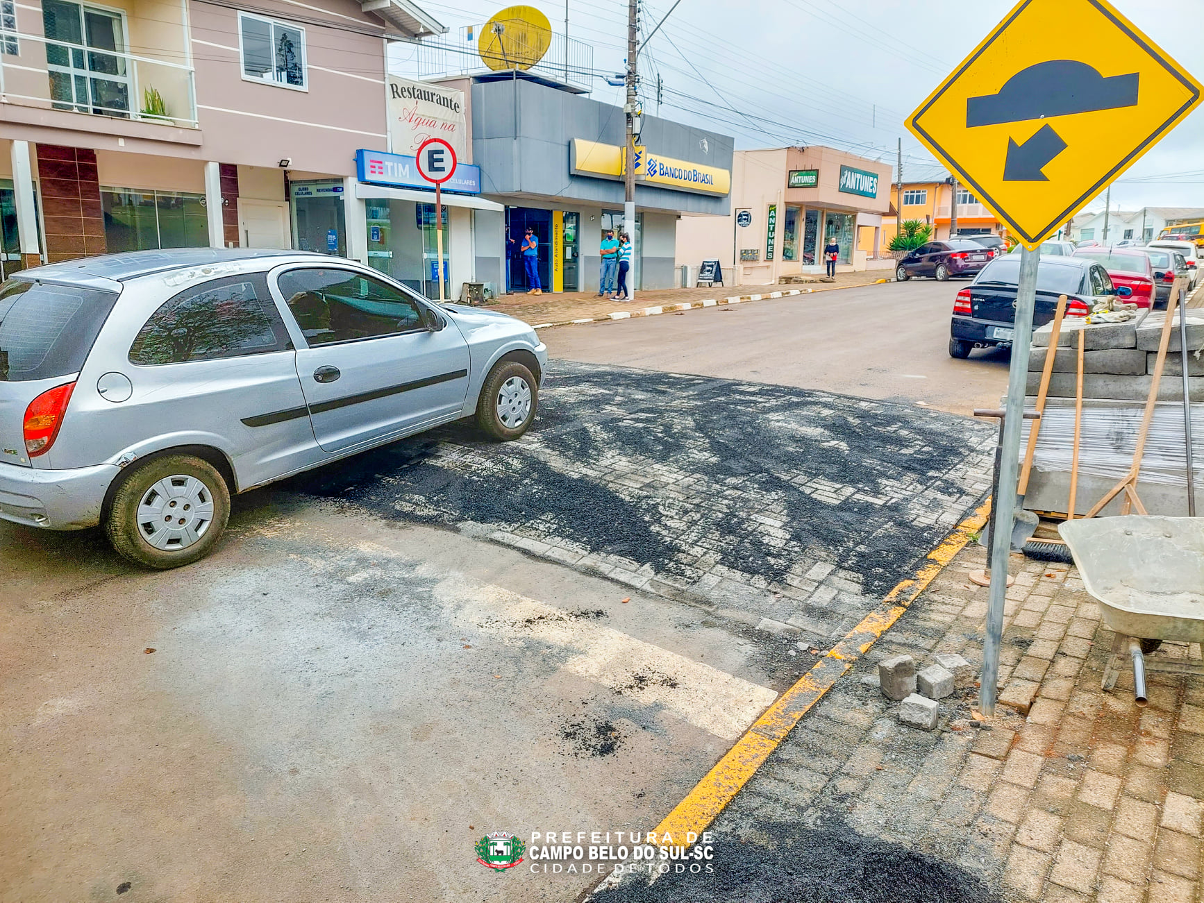 Você está visualizando atualmente Prefeitura constrói faixa elevada para travessia de pedestres