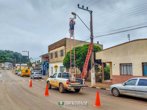 Você está visualizando atualmente Prefeitura através da empresa responsável faz reparo em lâmpadas queimadas com raio