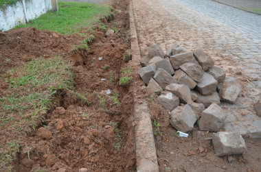 Você está visualizando atualmente Nova tubulação em trecho da Rua Cesário José Pinheiro, no centro de Anita Garibaldi