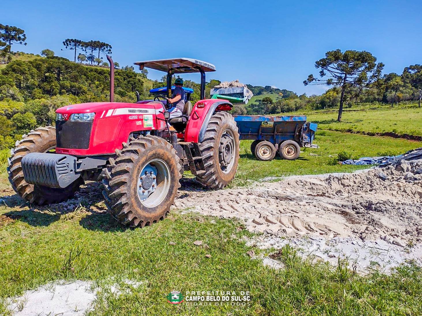 Você está visualizando atualmente Prefeitura de Campo Belo do Sul viabiliza calcário e preparo de terra para produtores rurais