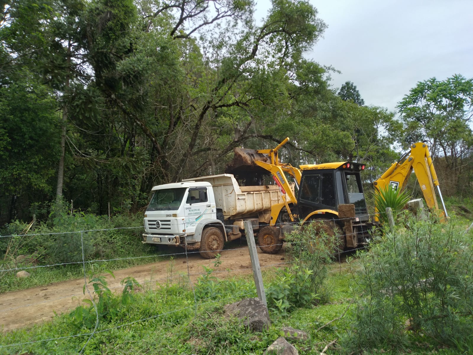 Você está visualizando atualmente Iniciam os trabalhos de recuperação de estrada municipal em Anita Garibaldi