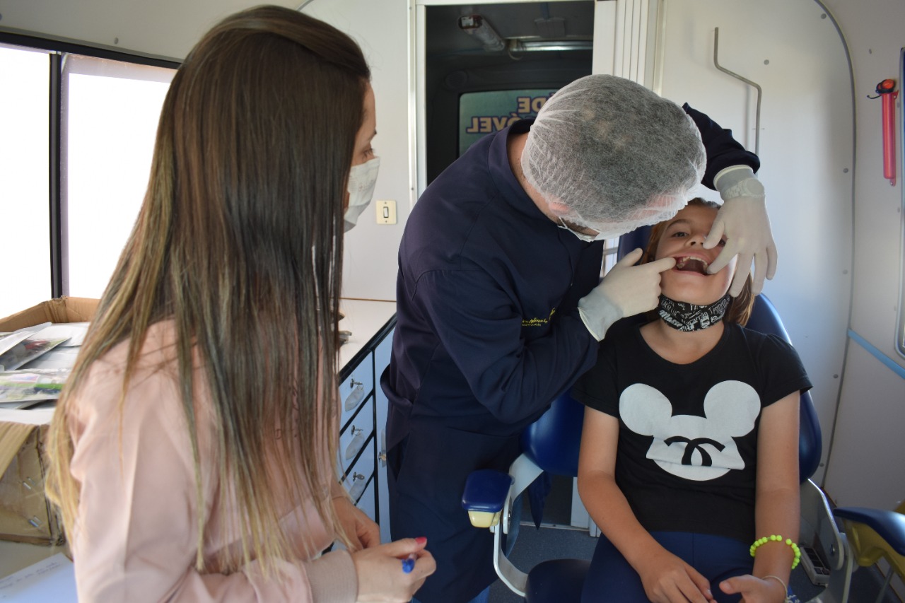 Você está visualizando atualmente Odontólogos da Secretaria Municipal de Saúde realizam ação com estudantes do município