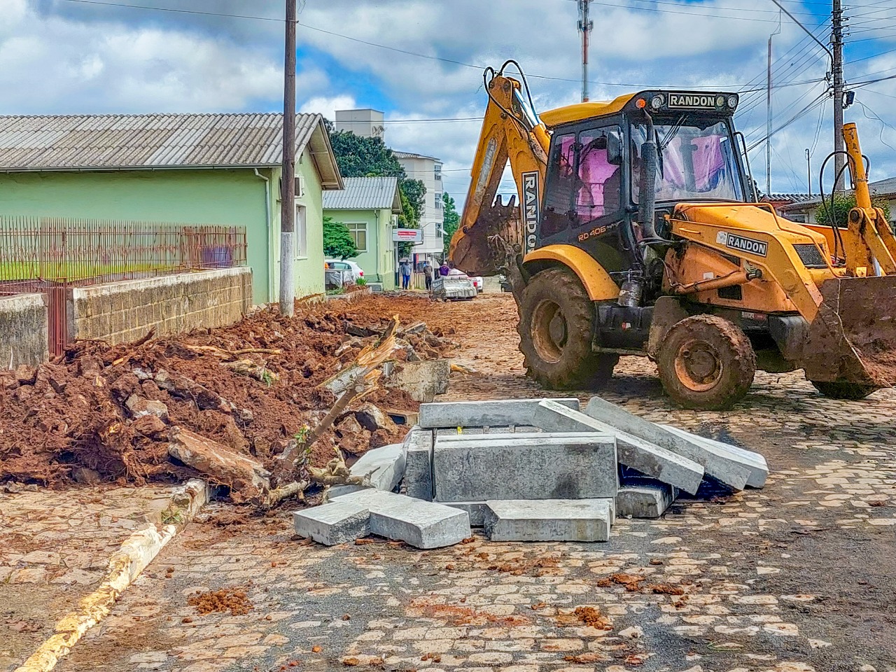 Você está visualizando atualmente Prefeitura de Campo Belo do Sul inicia obra de revitalização de calçada