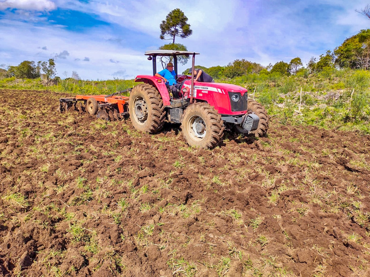 Você está visualizando atualmente Secretaria de Agricultura desenvolve trabalhos voltados à proteção e preparo do solo para plantio agrícola