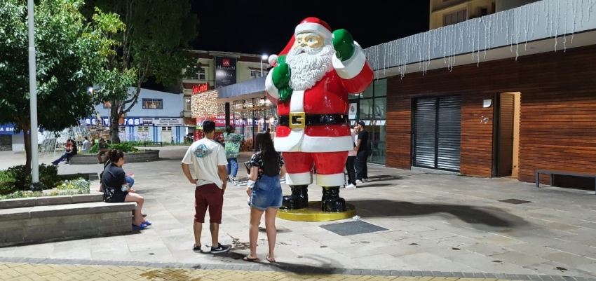 Leia mais sobre o artigo Natal Felicidade: decoração ganha forma na área central de Lages