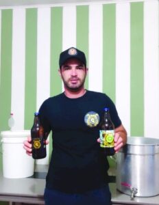 Leia mais sobre o artigo Campobelense cria cerveja artesanal de kiwi, para homenagear sua cidade natal