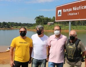 Leia mais sobre o artigo Prefeito em exercício, Juliano Polese, entrega rampa náutica pública, no Salto Caveiras