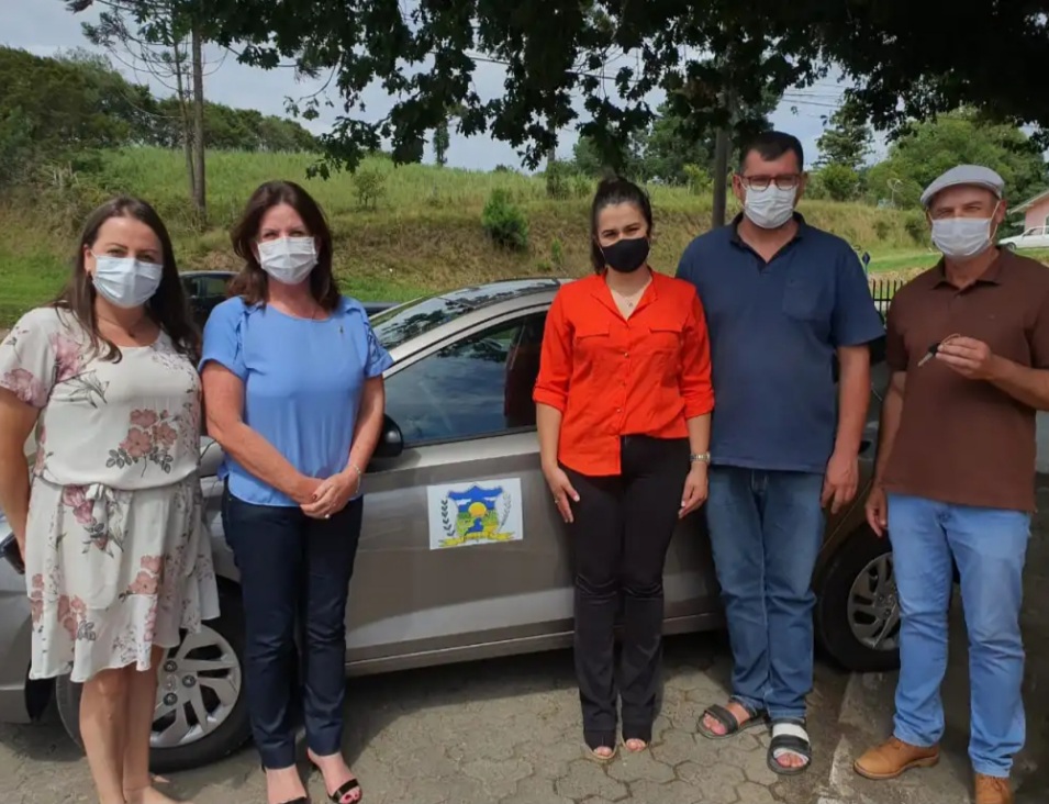 Você está visualizando atualmente Carmen Zanotto entrega carro para a Educação de Bocaina do Sul