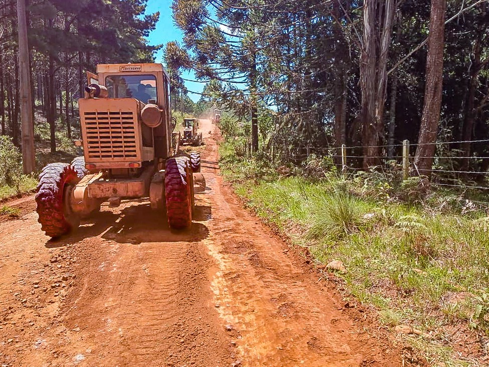 Leia mais sobre o artigo Secretaria de Obras realiza manutenção nas estradas na localidade de Pinheiro Marcado