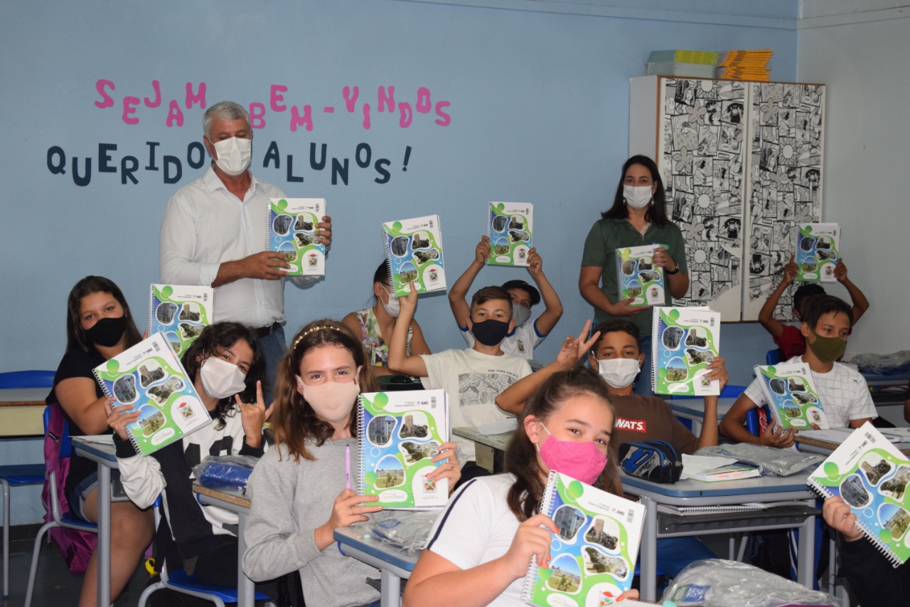 Leia mais sobre o artigo Secretaria de Educação entrega kits de uniformes