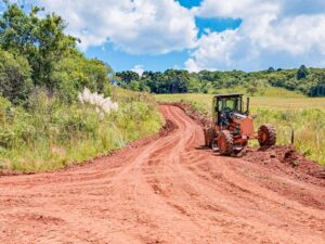 Leia mais sobre o artigo Secretaria de Obras realiza manutenção nas estradas na localidade de Monte Alegre