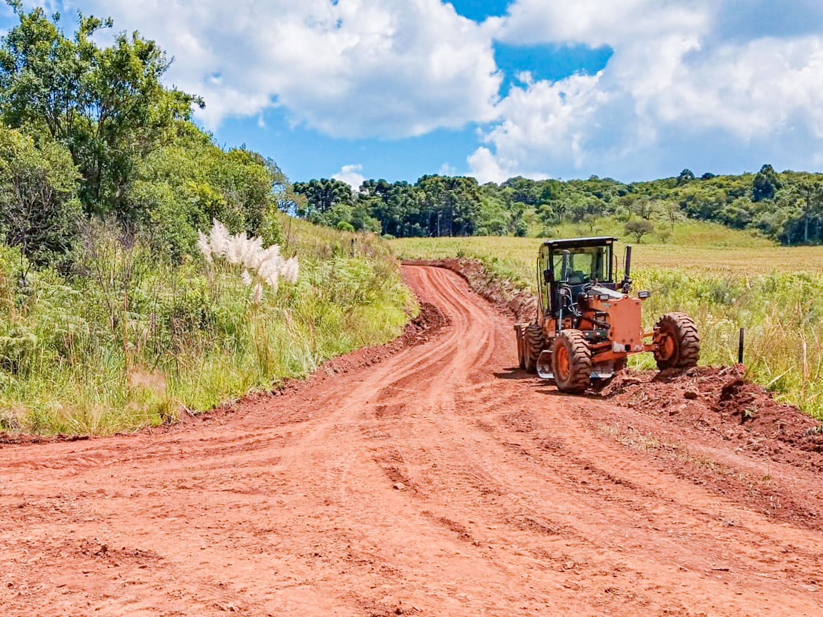 Você está visualizando atualmente Secretaria de Obras realiza manutenção nas estradas na localidade de Monte Alegre