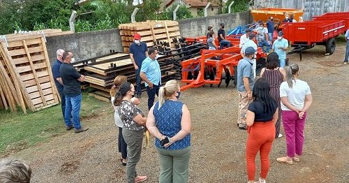 Leia mais sobre o artigo Administração cerritense fez a entrega equipamentos e implementos agrícolas