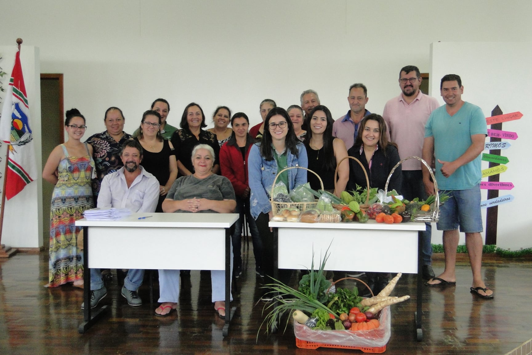 Leia mais sobre o artigo Agricultores Familiares assinam contrato para fornecimento de alimentos para escolas municipais e APAE