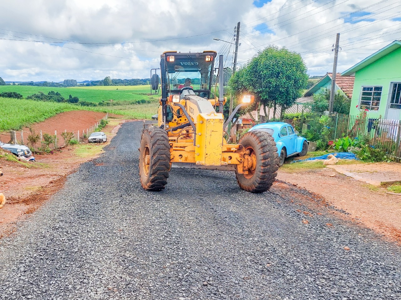 Você está visualizando atualmente Prefeitura de Campo Belo do Sul realiza colocação de britas em ruas não pavimentadas do município