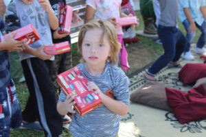 Leia mais sobre o artigo Alunos da rede municipal de Palmeira recebem chocolates da Páscoa