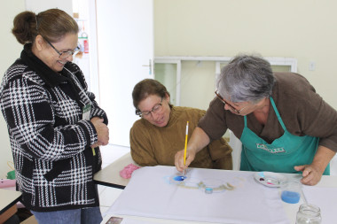 Você está visualizando atualmente Senar realiza em Palmeira curso de artesanato em pintura