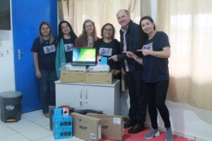 Leia mais sobre o artigo ENTREGA DE KITS DE INFORMÁTICA NAS ESCOLAS DA REDE MUNICIPAL DE CORREIA PINTO