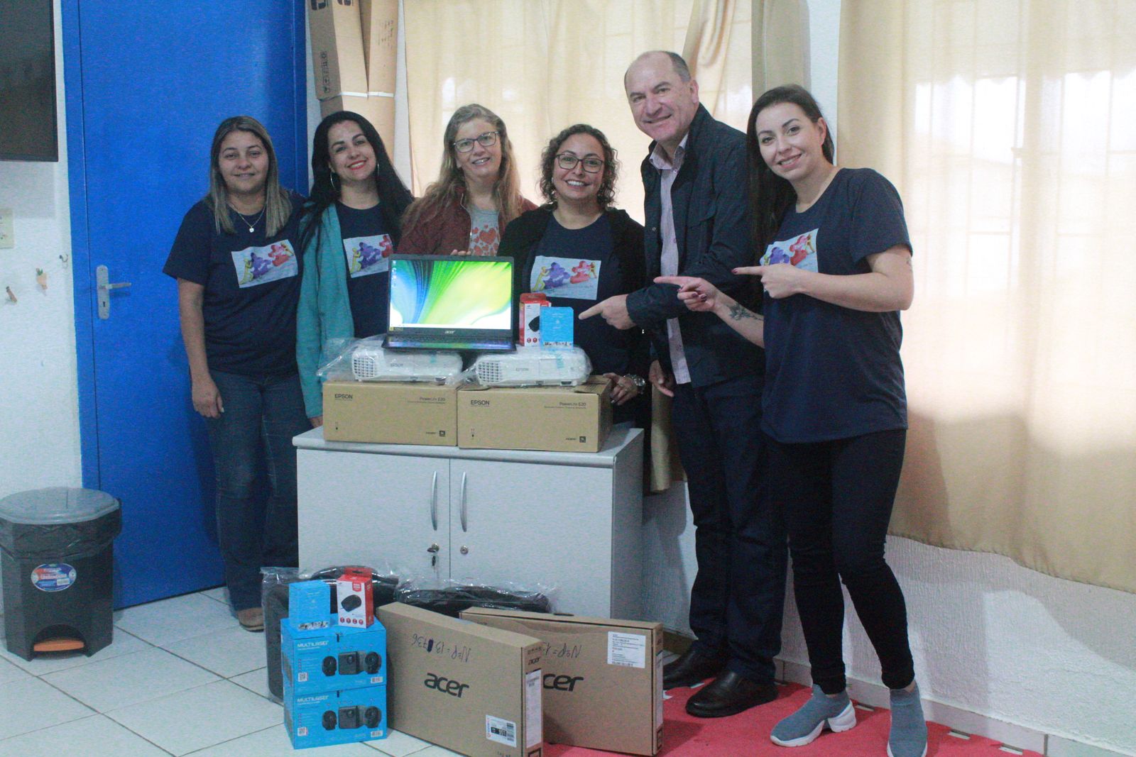 Leia mais sobre o artigo ENTREGA DE KITS DE INFORMÁTICA NAS ESCOLAS DA REDE MUNICIPAL DE CORREIA PINTO