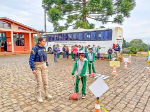 Leia mais sobre o artigo Alunos da rede municipal de ensino receberam instruções de trânsito na empresa Florestal Gateados