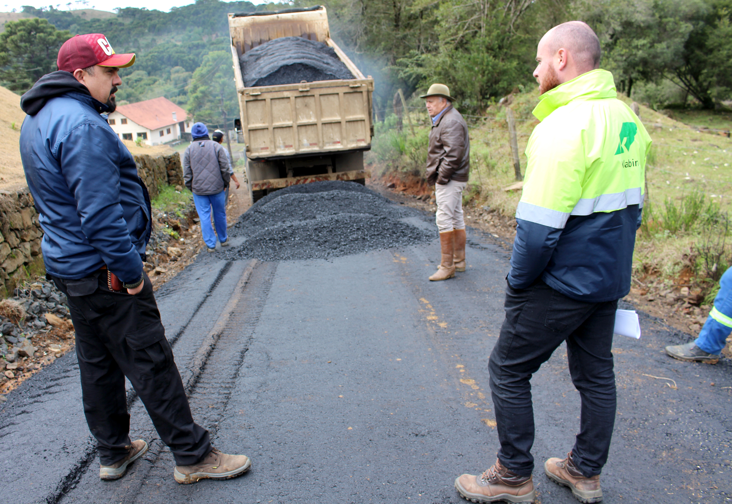 Você está visualizando atualmente Prefeitura e Klabin firmam parceria para recuperar asfalto e estrada