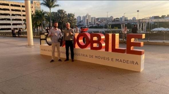 Você está visualizando atualmente Prefeito Otaciliense participa de feira internacional moveleira