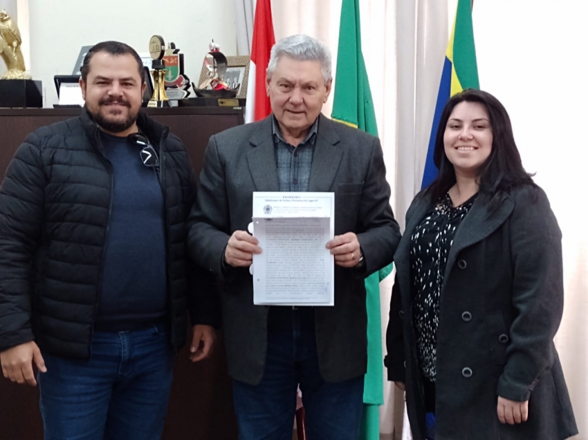 Você está visualizando atualmente Prefeito Ceron assina escritura definitiva de terreno de escola municipal