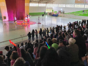 Leia mais sobre o artigo Espetáculo circense e show infantil foram apresentados em Anita Garibaldi