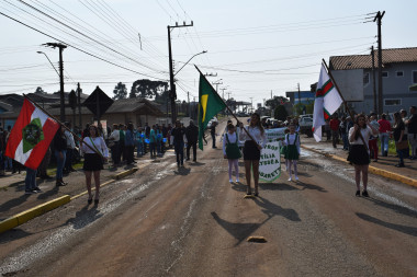 Você está visualizando atualmente Honra e patriotismo marcam o desfile cívico do município de Cerro Negro