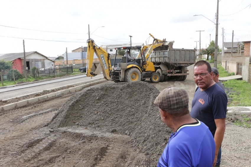 Você está visualizando atualmente Trecho da avenida Antônio Ribeiro dos Santos, no bairro Várzea, tem obras de asfaltamento avançadas