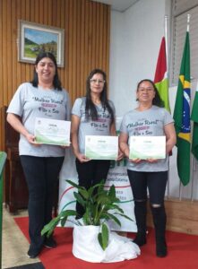 Leia mais sobre o artigo Mulheres de Correia Pinto participam de formatura do projeto Flor e Ser em São Joaquim