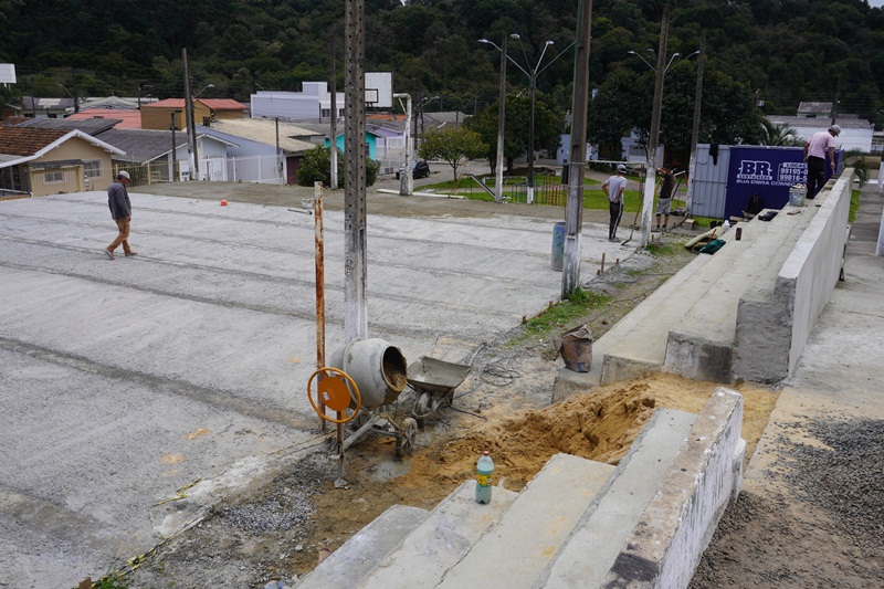 Leia mais sobre o artigo Obras das novas quadras de esportes, dos bairros Brusque e Petrópolis, estão avançadas