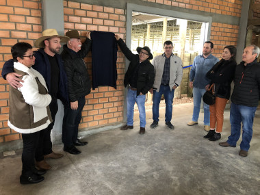 Você está visualizando atualmente INAUGURAÇÃO DA OBRA DA COBERTURA DE MANGUEIRAS DA CANCHA DE ARREMATES